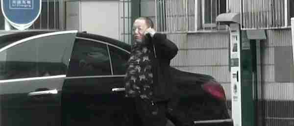 北京“小官巨贪”侵吞5.8亿，修1万平豪宅，被捕时搜出62斤重金条