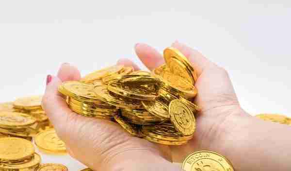 对于个人投资者，投资实物黄金好还是现货黄金好？
