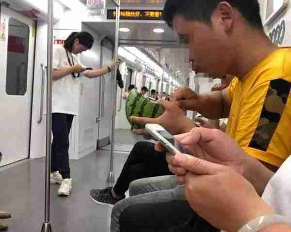 吃相太难看！上海地铁里竟然有人啃西瓜，瓜籽还吐了一地
