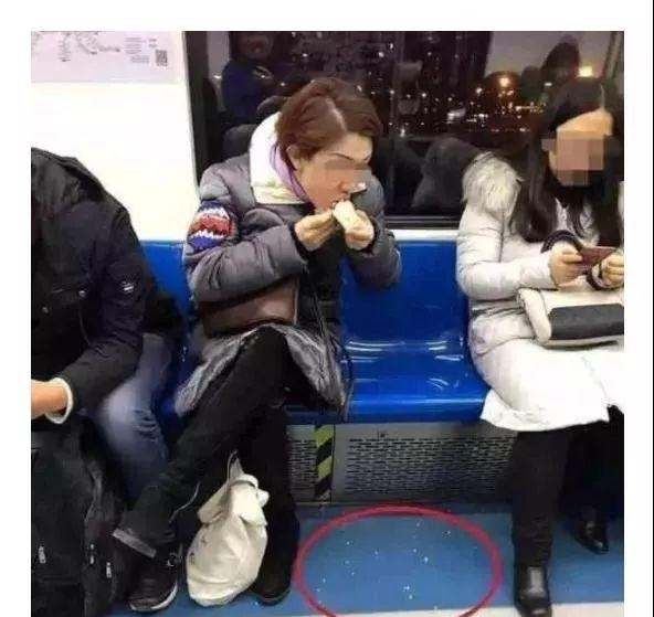 吃相太难看！上海地铁里竟然有人啃西瓜，瓜籽还吐了一地