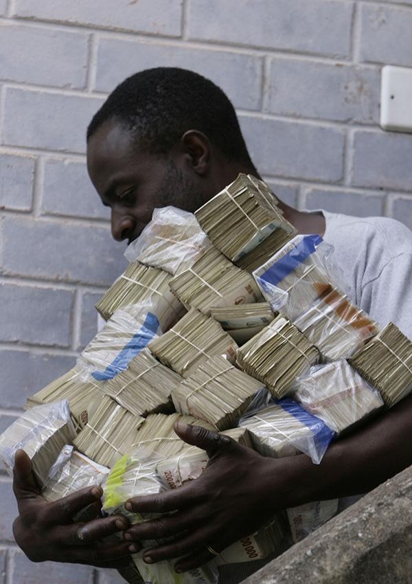 津巴布韦十七年通货膨胀“钱不如纸”，经济失败诱发政治风暴