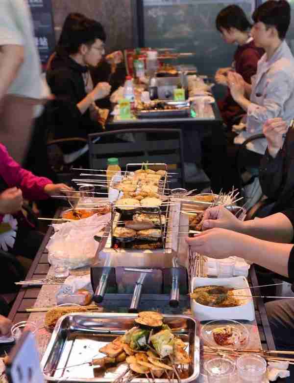上海一家五口自驾淄博吃烧烤，结账时不敢相信：这是今年的物价?