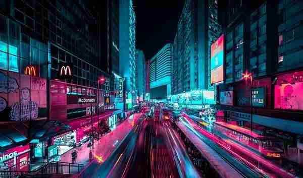 霓虹灯下的香港夜景，美得如同置身于梦幻之地