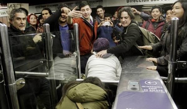 暴力示威升级，智利首都进入紧急状态