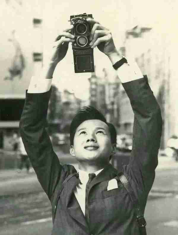 他是华人摄影界传奇，却迫于生计拍三级片…成为“情色电影大师”