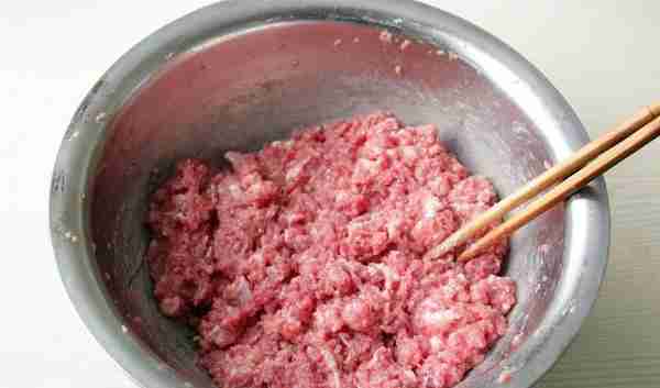 教你在家包羊肉馅饺子，羊肉和它是绝配，不膻不腻，最适合冬季吃