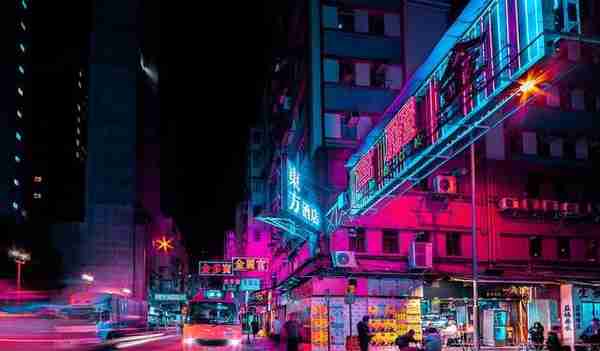 霓虹灯下的香港夜景，美得如同置身于梦幻之地