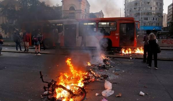 暴力示威升级，智利首都进入紧急状态
