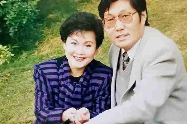 78岁李谷一，曾罕见晒与老公合照，两人相伴36年，女儿端庄漂亮