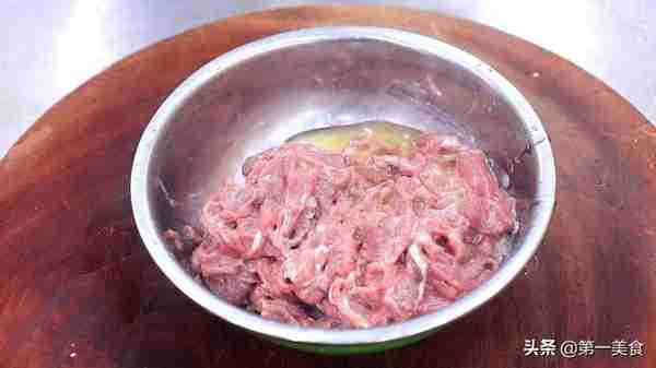 牛肉如何做更滑嫩？不能直接炒，看厨师长的腌制上浆教程，很实用