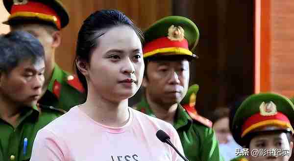 2021年，越南毒枭在法庭上扭头向情妇索吻，对方积极回应