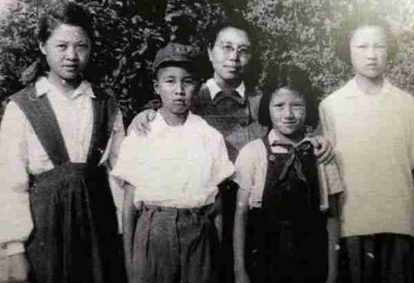 1946年，39岁的博古遭遇空难逝世，留下了爱妻和六个孩子