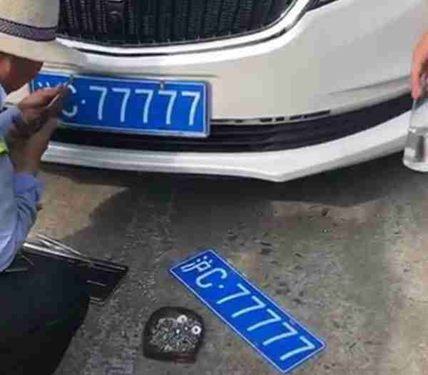 上海男子摇到“77777”车牌，因字母不能进市区，车主伤透了心