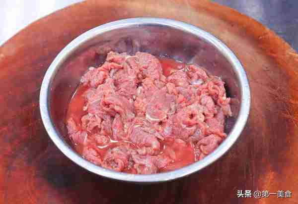 牛肉如何做更滑嫩？不能直接炒，看厨师长的腌制上浆教程，很实用