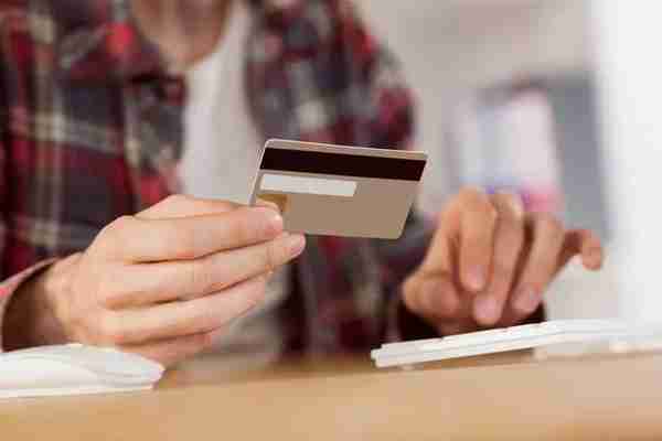 信用卡陷阱：一张信用卡一年可能坑你上万元，新手保存，高手转发