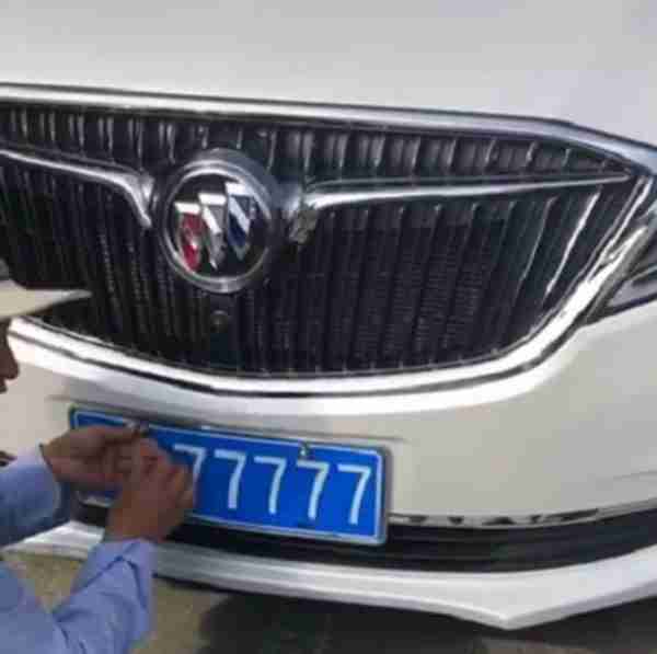 上海男子摇到“77777”车牌，因字母不能进市区，车主伤透了心