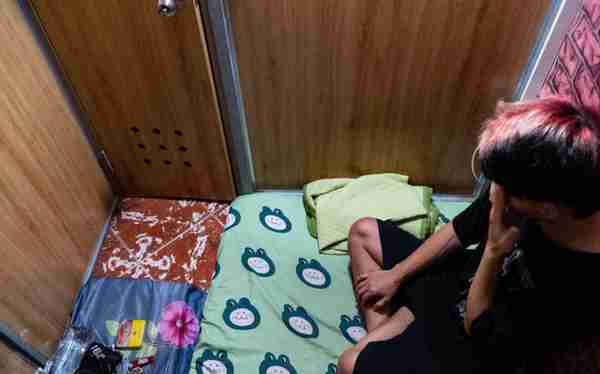 越南的穷人，蜗居在三平米的房间里，睡觉都要缩着身子