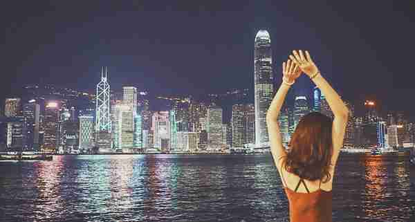 香港金管局一个月出手28次捍卫汇率，港元为何不能挂钩人民币？