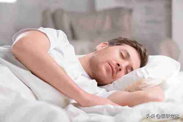 男人晚上睡觉“盗汗”？这3个方法，或许能帮助缓解